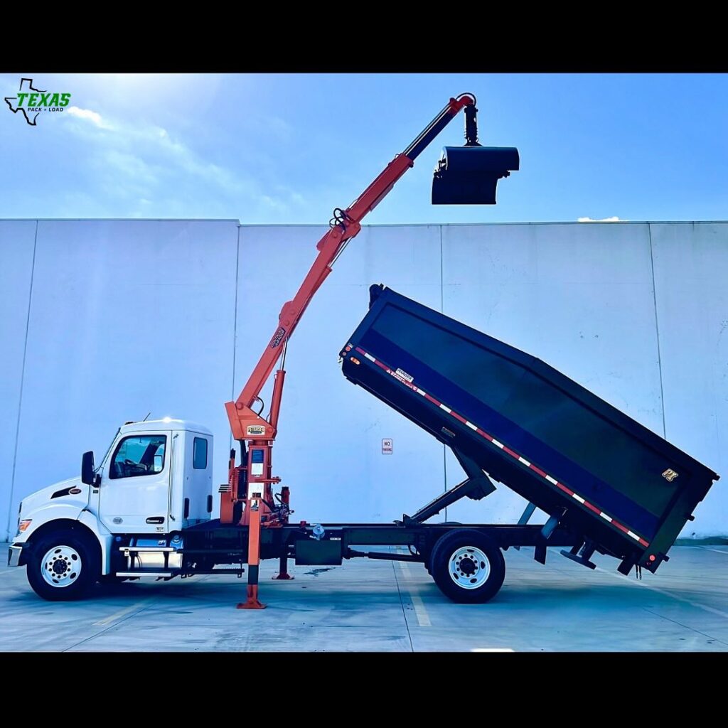 The @petersenindustriesinc TL3 is perfect for picking up debris and hauling as quickly and efficiently as possible. A single operator can load, haul and dump trash with the TL3. . . . . #refuse #garbage #recycle #disposal #organics #zerowaste #garbagetruck #recycletruck #frontloader #rearloader #automatedsideloader #knuckleboom #grappletruck #lightningloader #brushtruck #garbagecan #sanitation #solidwaste #publicworks #texaspackandload #newwaytrucks #pbloader #petersen #madvac #stellarindustries #galfab